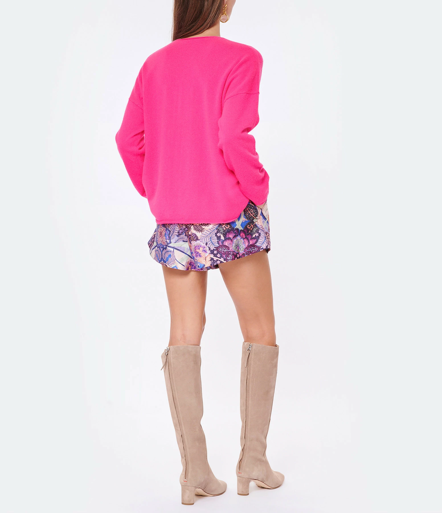 MAJESTIC FILATURES Pull Col V Cachemire Rose Fluo 7 MAJESTIC FILATURES Pull Col V Cachemire Rose Fluo – Image 5