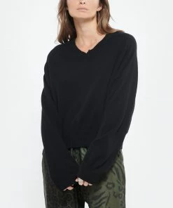 LOULOU STUDIO Pull Col V Cachemire Noir 10 LOULOU STUDIO Pull Col V Cachemire Noir -Boutique MAJESTIC FILATURES unnamed file 1119