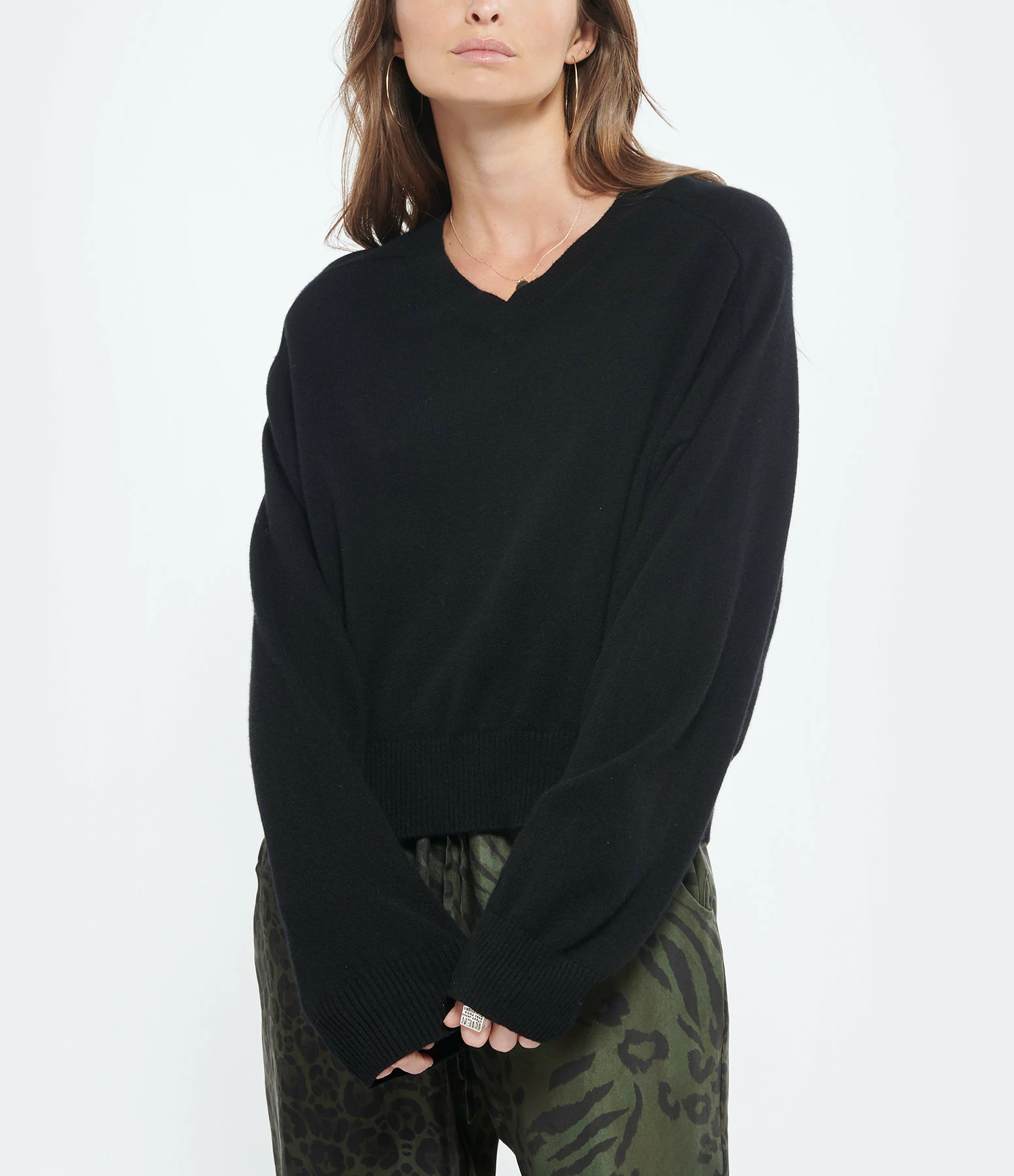 LOULOU STUDIO Pull Col V Cachemire Noir 5 LOULOU STUDIO Pull Col V Cachemire Noir – Image 3