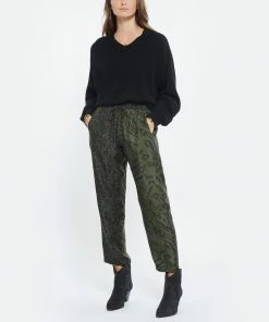 LOULOU STUDIO Pull Col V Cachemire Noir 11 LOULOU STUDIO Pull Col V Cachemire Noir -Boutique MAJESTIC FILATURES unnamed file 1120