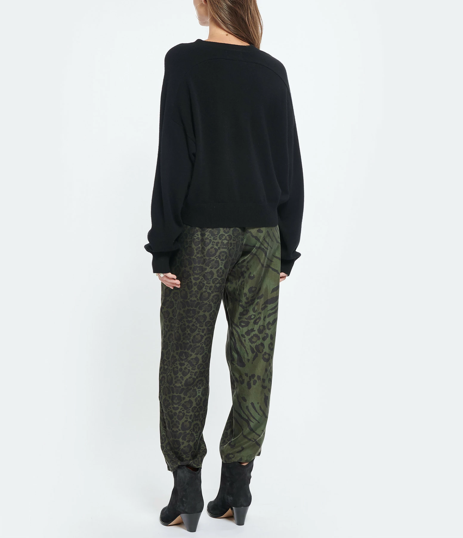 LOULOU STUDIO Pull Col V Cachemire Noir 7 LOULOU STUDIO Pull Col V Cachemire Noir – Image 5