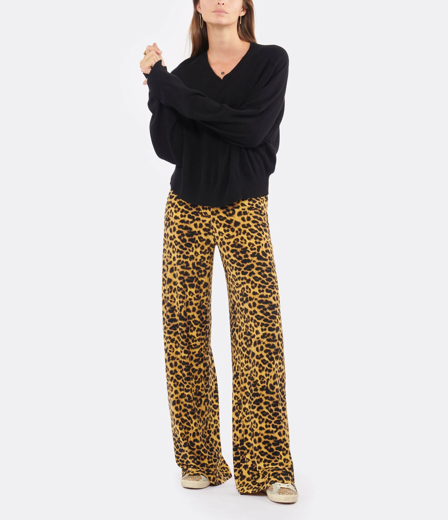 LOULOU STUDIO Pull Col V Cachemire Noir 8 LOULOU STUDIO Pull Col V Cachemire Noir – Image 6