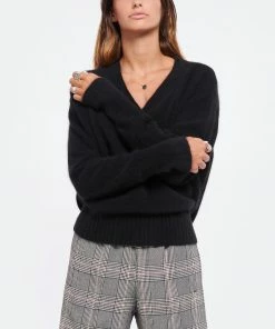 MAJESTIC FILATURES Pull Col V Raccoon Noir 9 MAJESTIC FILATURES Pull Col V Raccoon Noir -Boutique MAJESTIC FILATURES unnamed file 1130