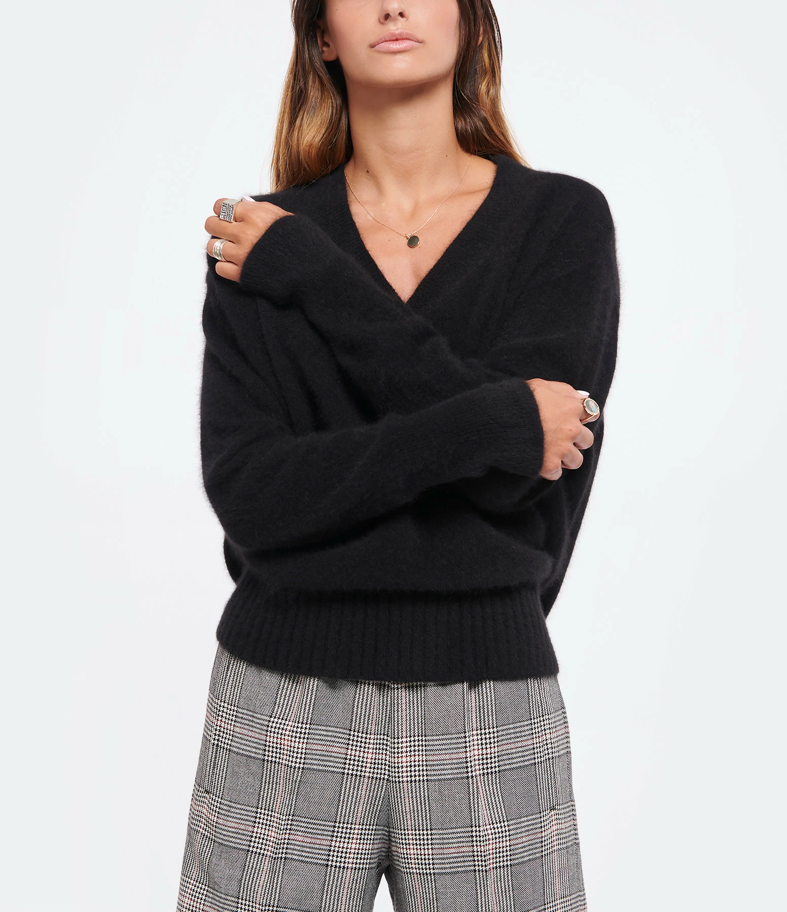 MAJESTIC FILATURES Pull Col V Raccoon Noir 5 MAJESTIC FILATURES Pull Col V Raccoon Noir – Image 3