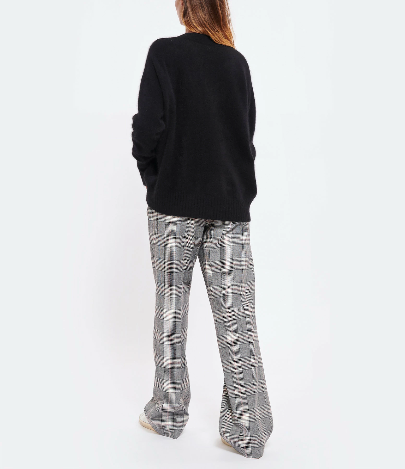 MAJESTIC FILATURES Pull Col V Raccoon Noir 7 MAJESTIC FILATURES Pull Col V Raccoon Noir – Image 5