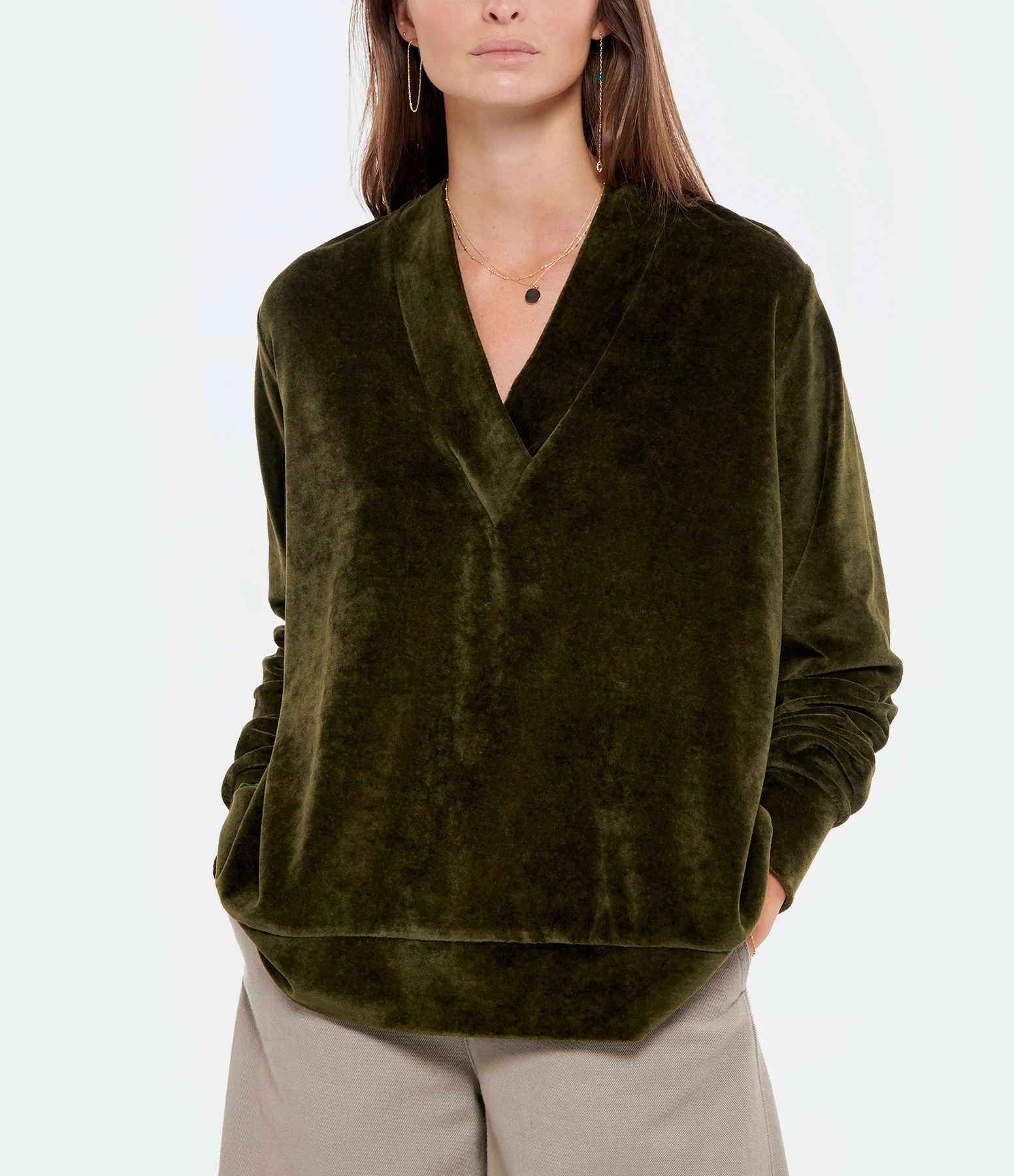MAJESTIC FILATURES Pull Col V Coton Olive 5 MAJESTIC FILATURES Pull Col V Coton Olive – Image 3