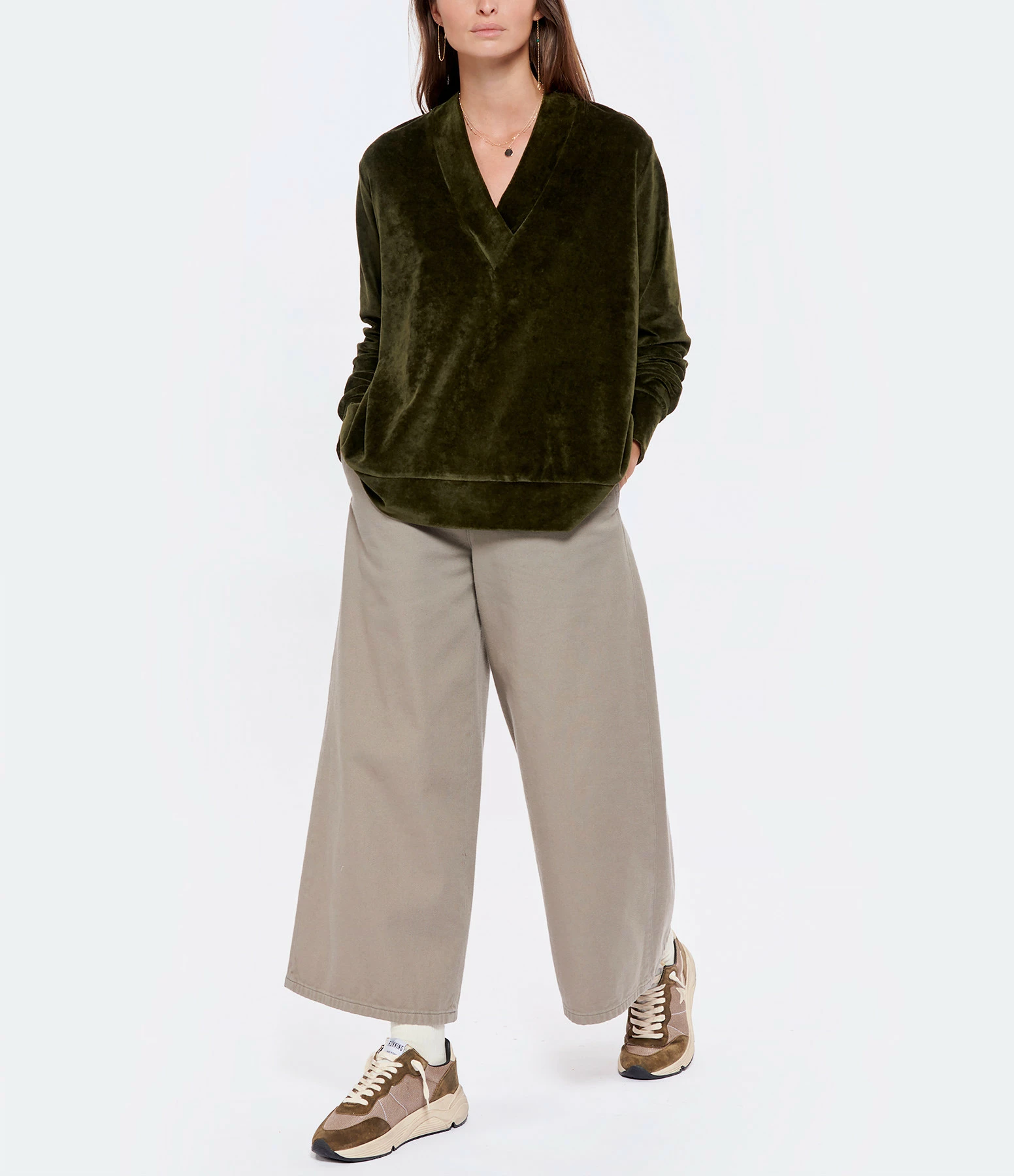 MAJESTIC FILATURES Pull Col V Coton Olive 6 MAJESTIC FILATURES Pull Col V Coton Olive – Image 4