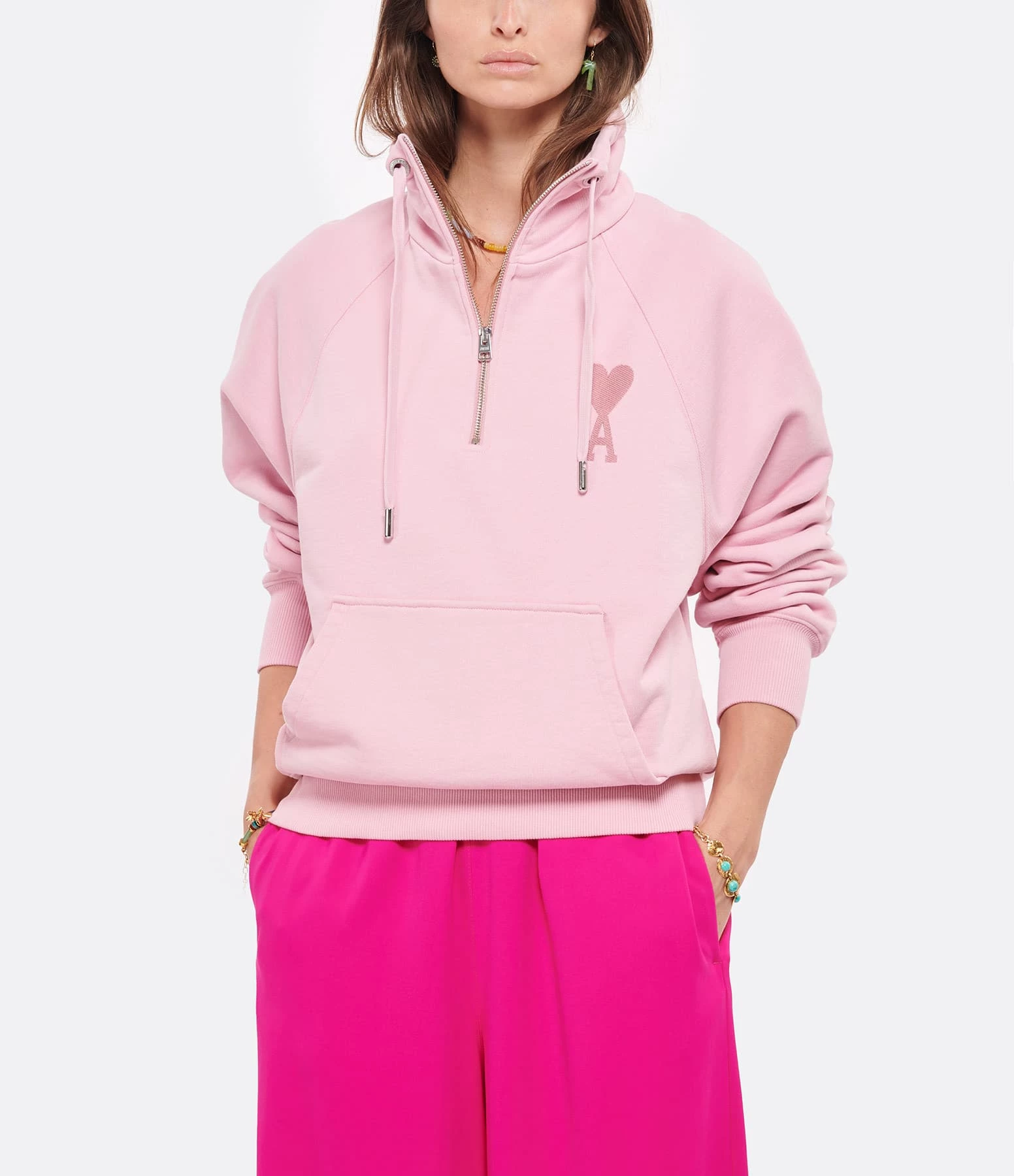 AMI PARIS Sweatshirt Zippé Unisexe Ami De Cœur Coton Biologique Rose Pâle 4 AMI PARIS Sweatshirt Zippé Unisexe Ami De Cœur Coton Biologique Rose Pâle – Image 2