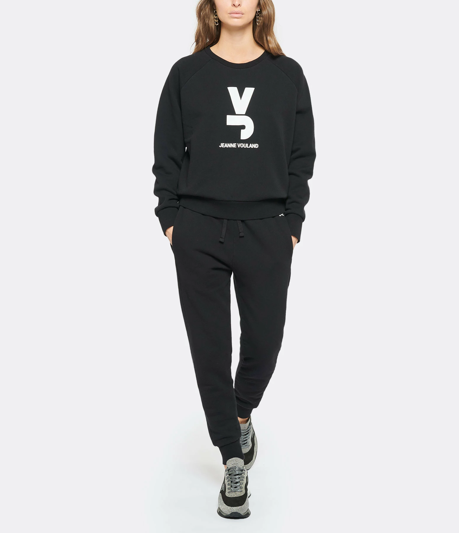 JEANNE VOULAND Sweatshirt Gais Logo JV Molleton Noir 6 JEANNE VOULAND Sweatshirt Gais Logo JV Molleton Noir – Image 4