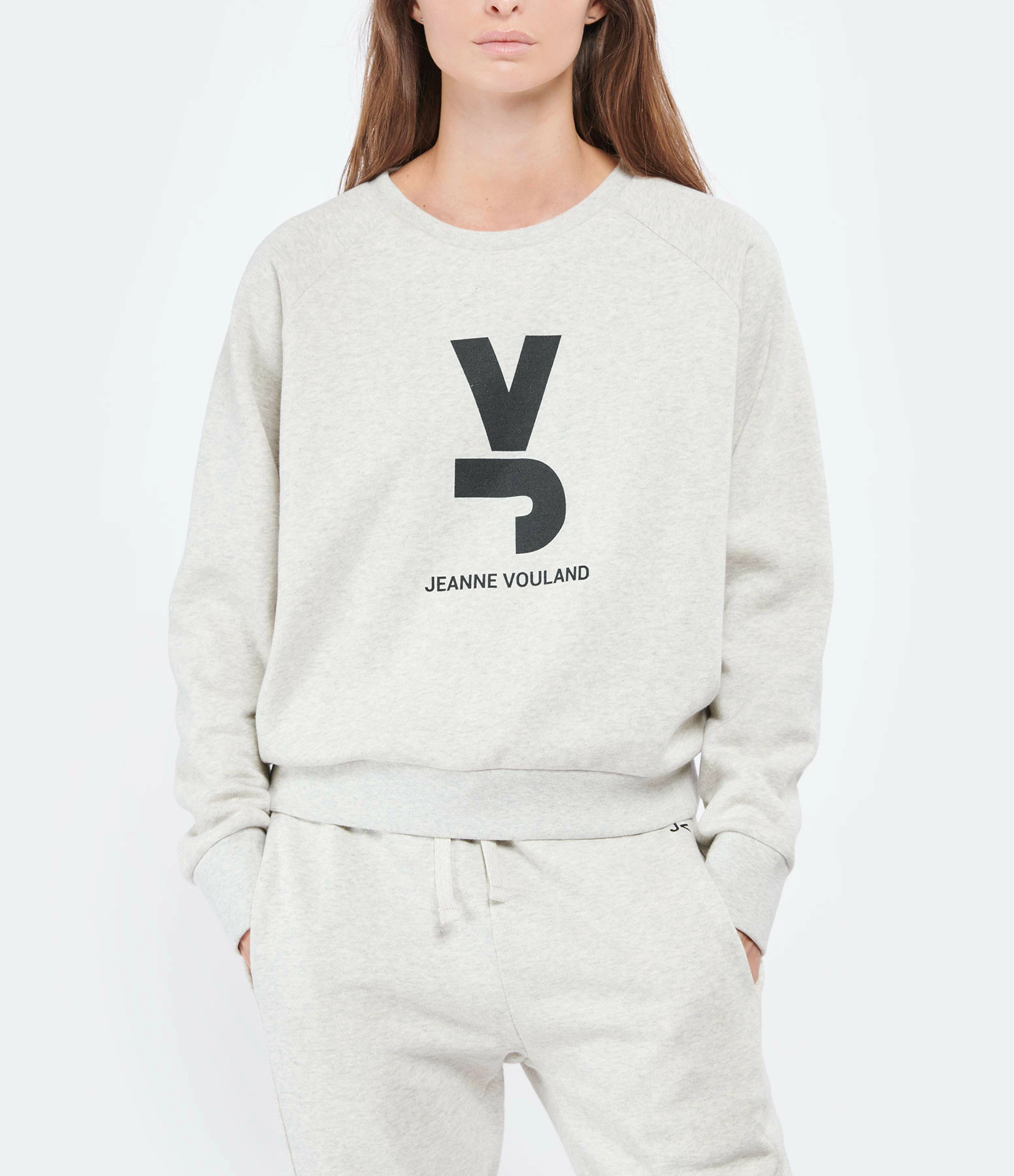 JEANNE VOULAND Sweatshirt Gais Logo JV Molleton Écru Chiné 4 JEANNE VOULAND Sweatshirt Gais Logo JV Molleton Écru Chiné – Image 2