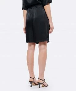 JEANNE VOULAND Bermuda Hero Satin Noir -Boutique MAJESTIC FILATURES unnamed file 2494