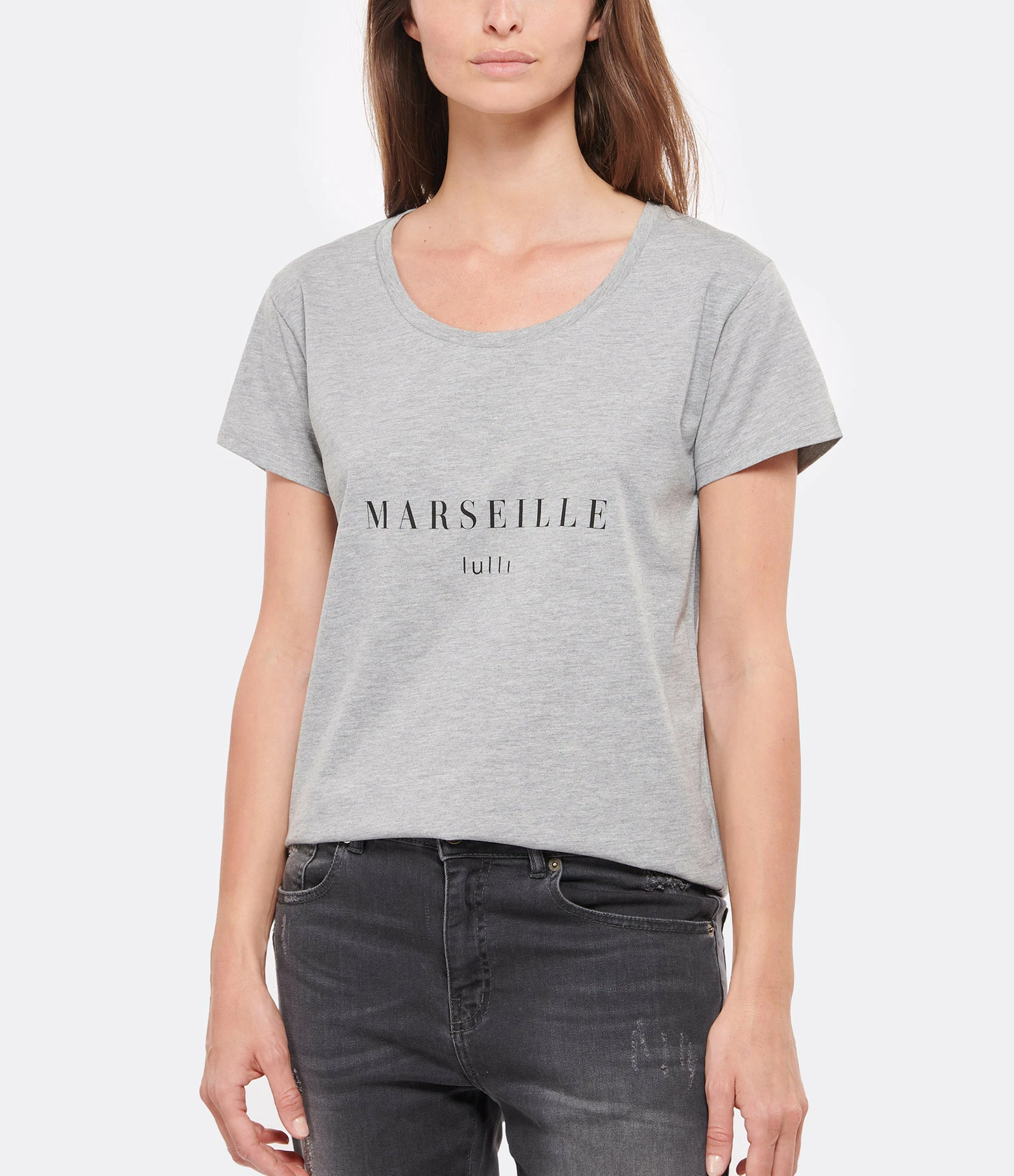 Tee-shirt Lulli Marseille Col Rond Coton Gris, Collaboration Jeanne Vouland X Lulli 5 Tee-shirt Lulli Marseille Col Rond Coton Gris, Collaboration Jeanne Vouland X Lulli – Image 3