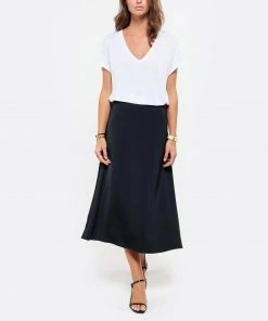 JEANNE VOULAND Tee-shirt Bacha Col V Lyocell Blanc 14 JEANNE VOULAND Tee-shirt Bacha Col V Lyocell Blanc -Boutique MAJESTIC FILATURES unnamed file 4305