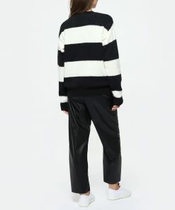 A.P.C. Pull Suzie Alpaga Noir 9 A.P.C. Pull Suzie Alpaga Noir -Boutique MAJESTIC FILATURES unnamed file 502