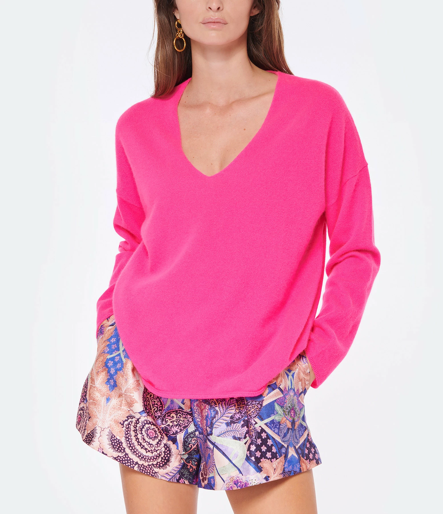 MAJESTIC FILATURES Pull Col V Cachemire Rose Fluo 5 MAJESTIC FILATURES Pull Col V Cachemire Rose Fluo – Image 3